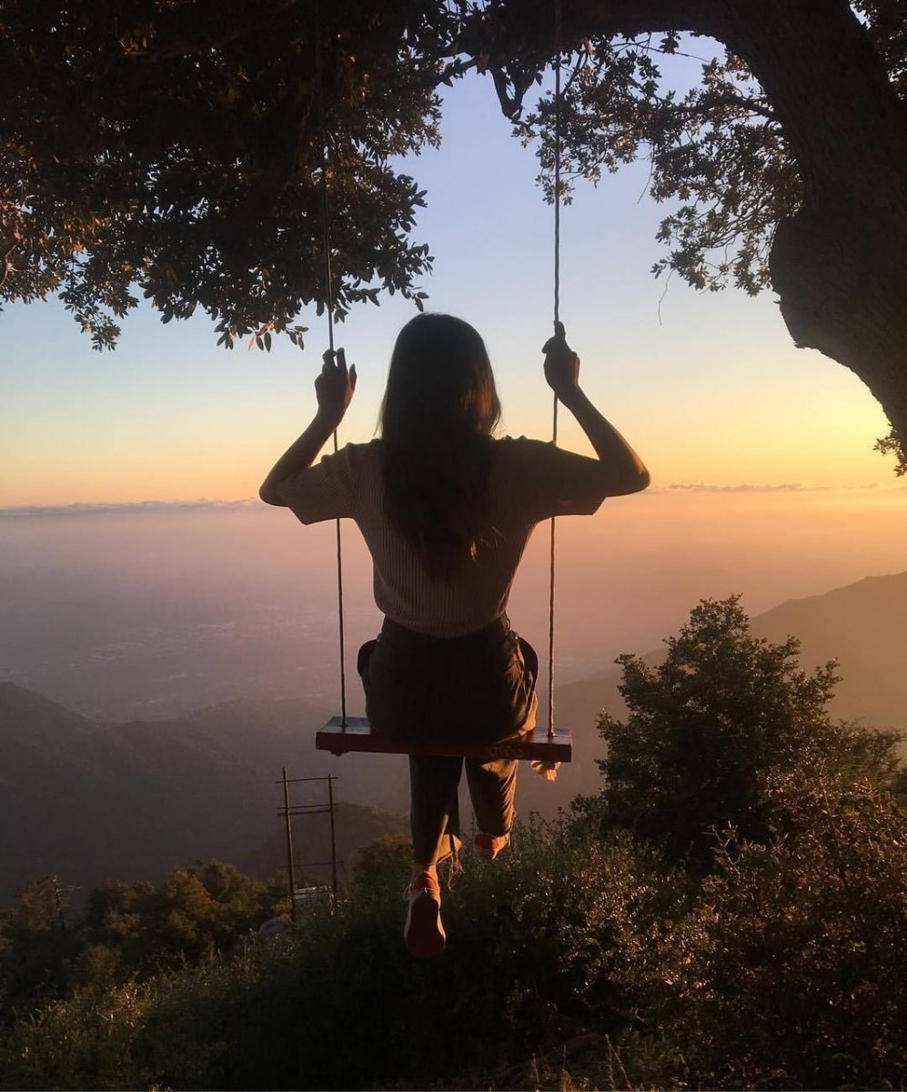 Девушка в бассейне со спины