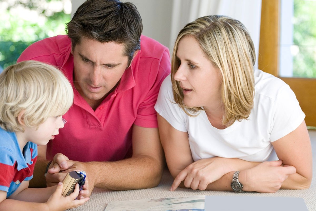 Ребенок рассказывает родителям