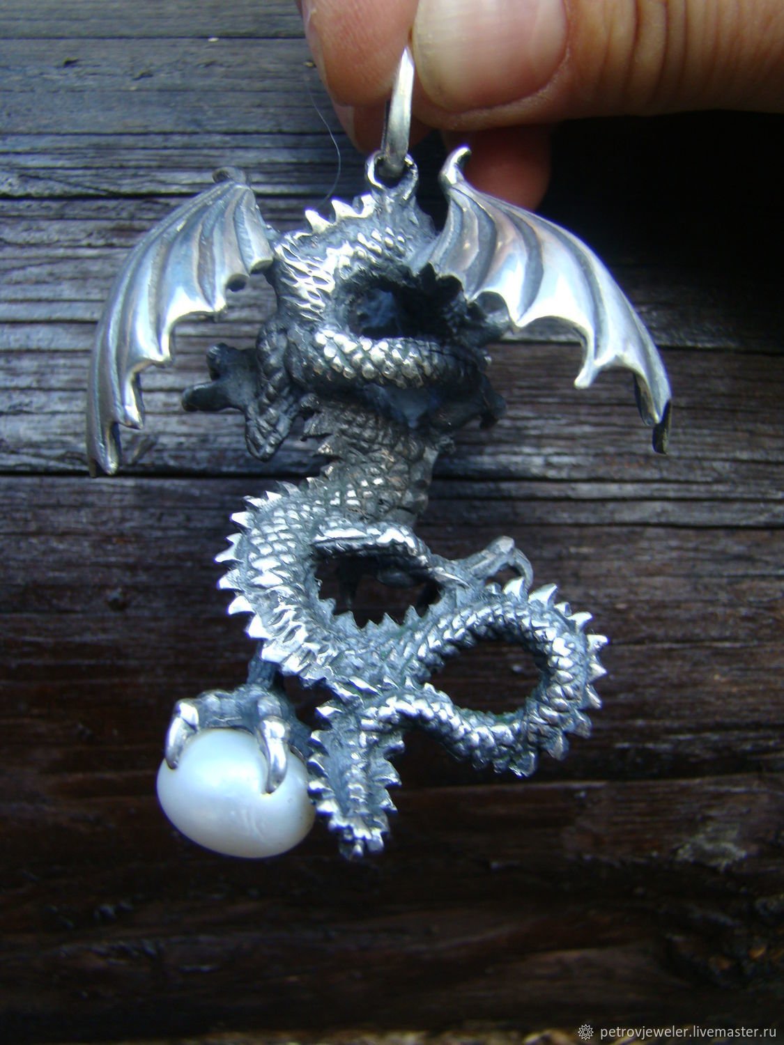 Кольцо в виде дракона с жемчужиной