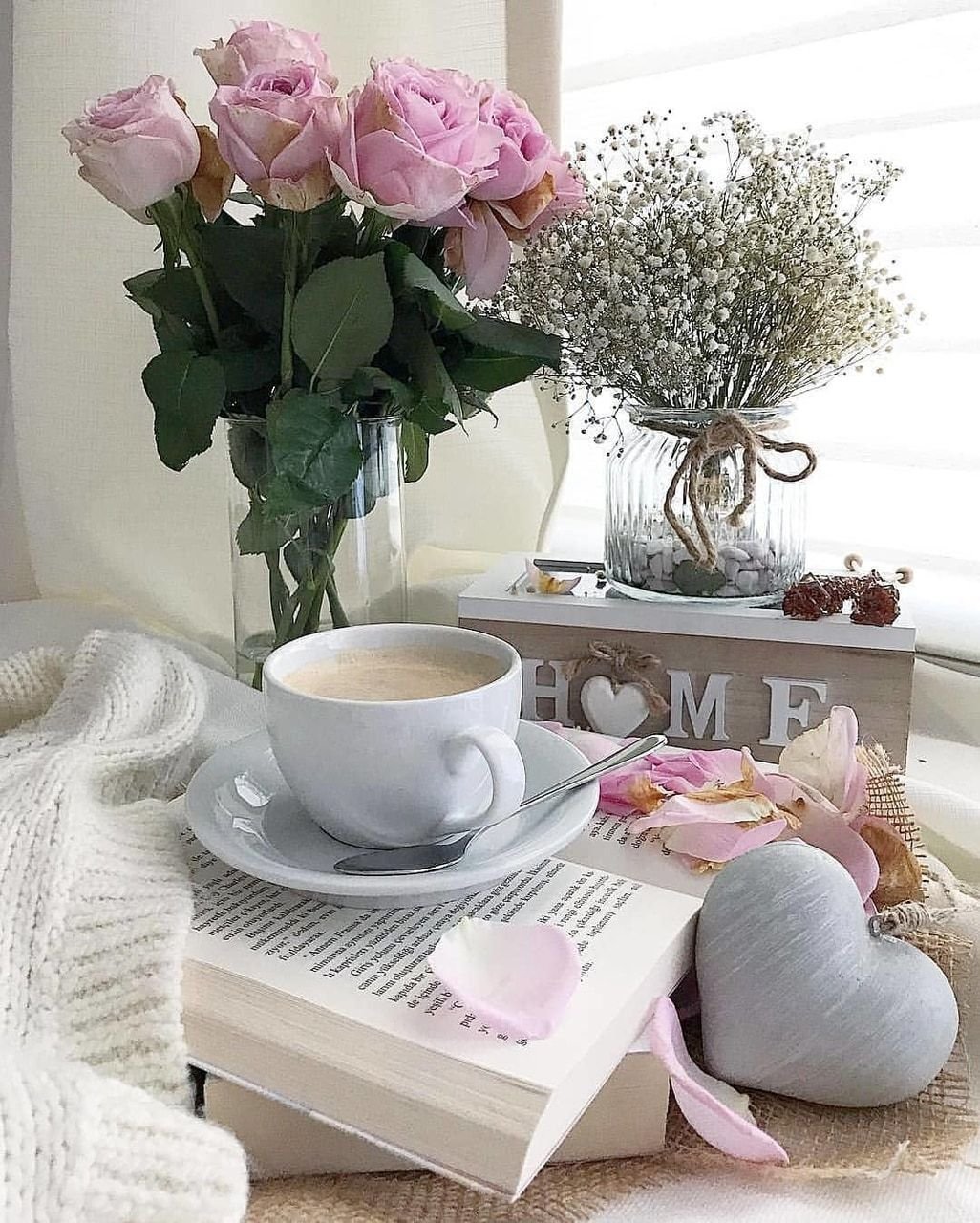 Чашка кофе на журнальном столике