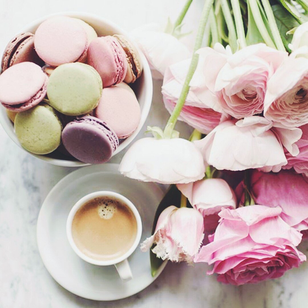 Чашка кофе в светлых тонах