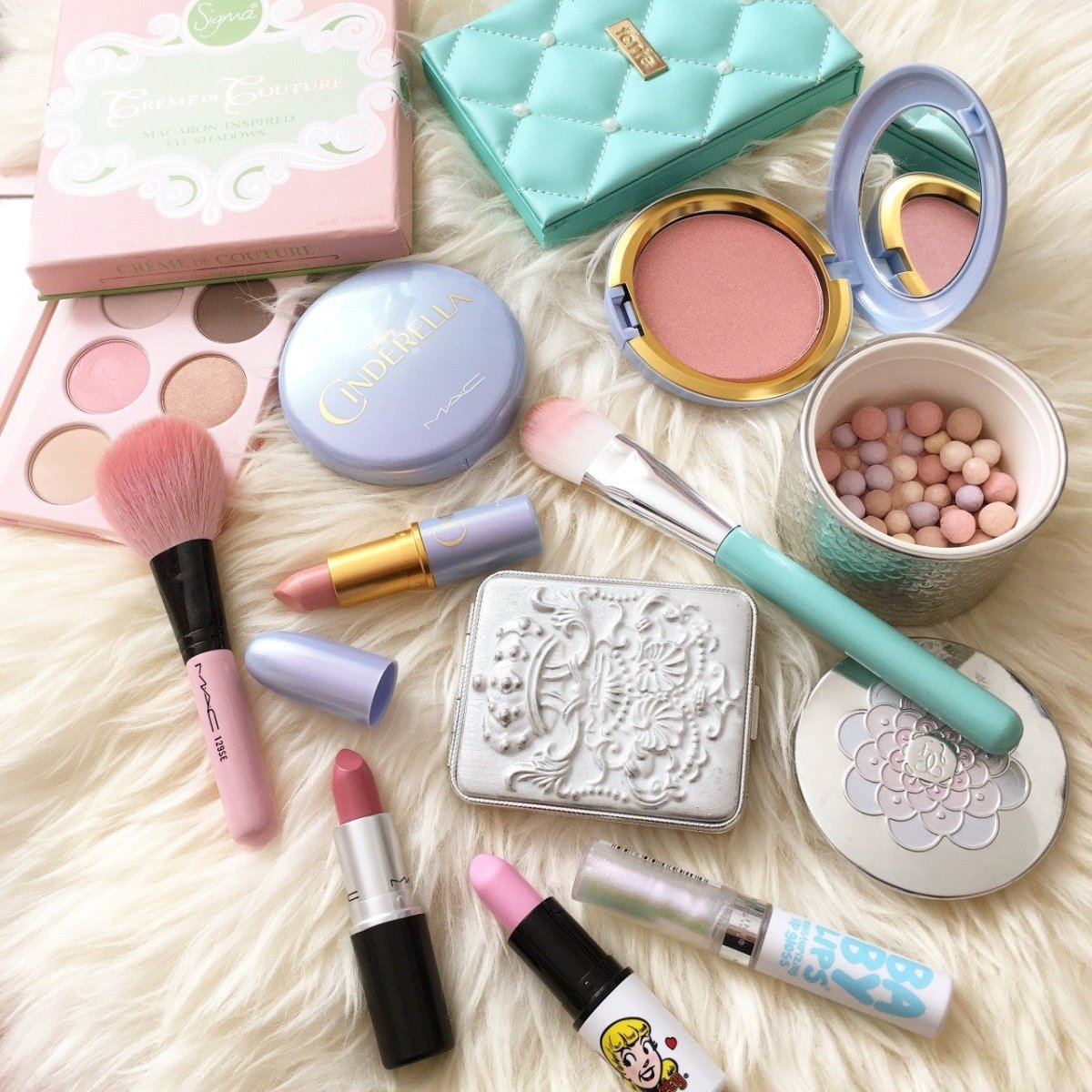 Набор косметики для девушки