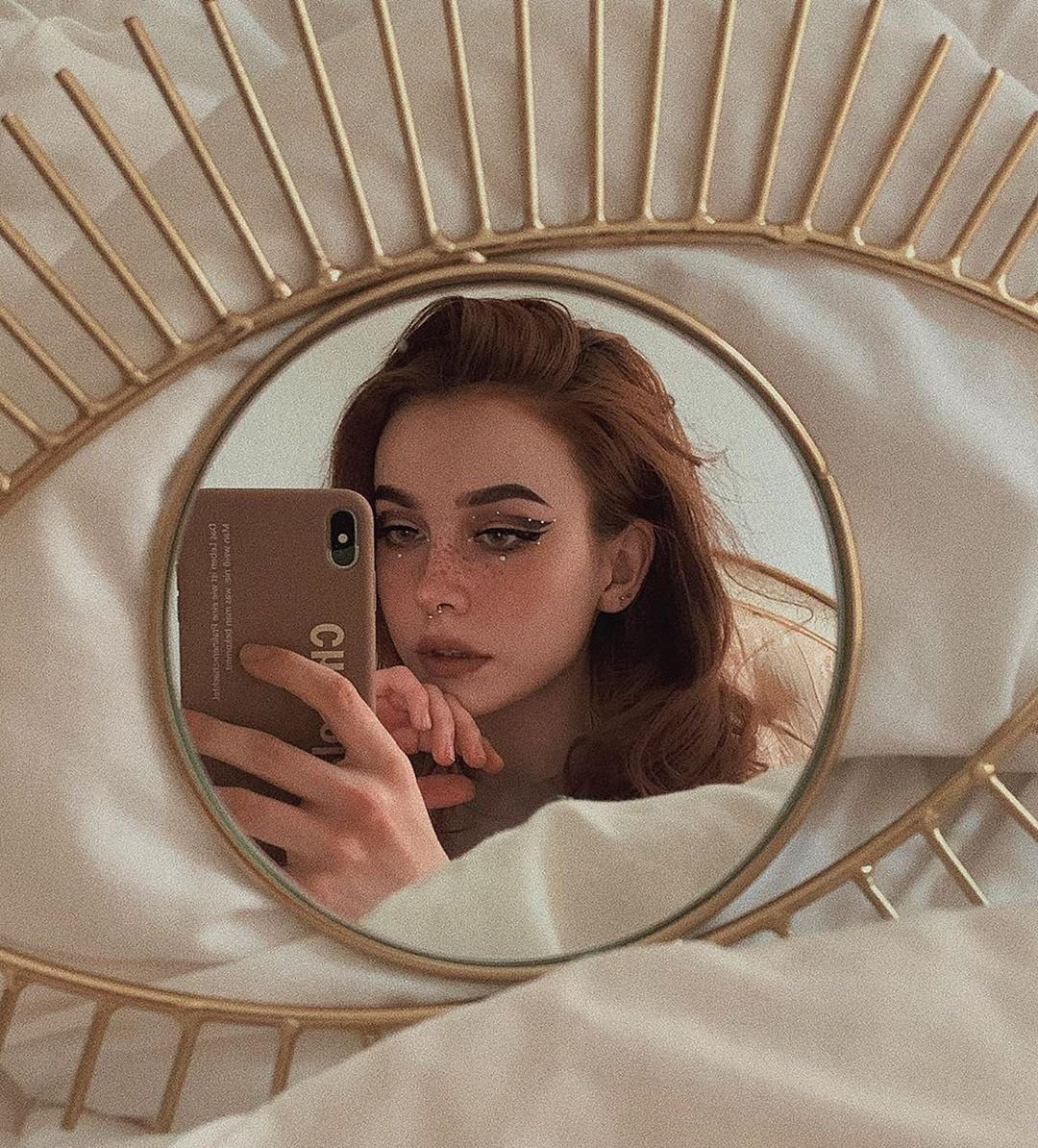 Девушка в зеркале