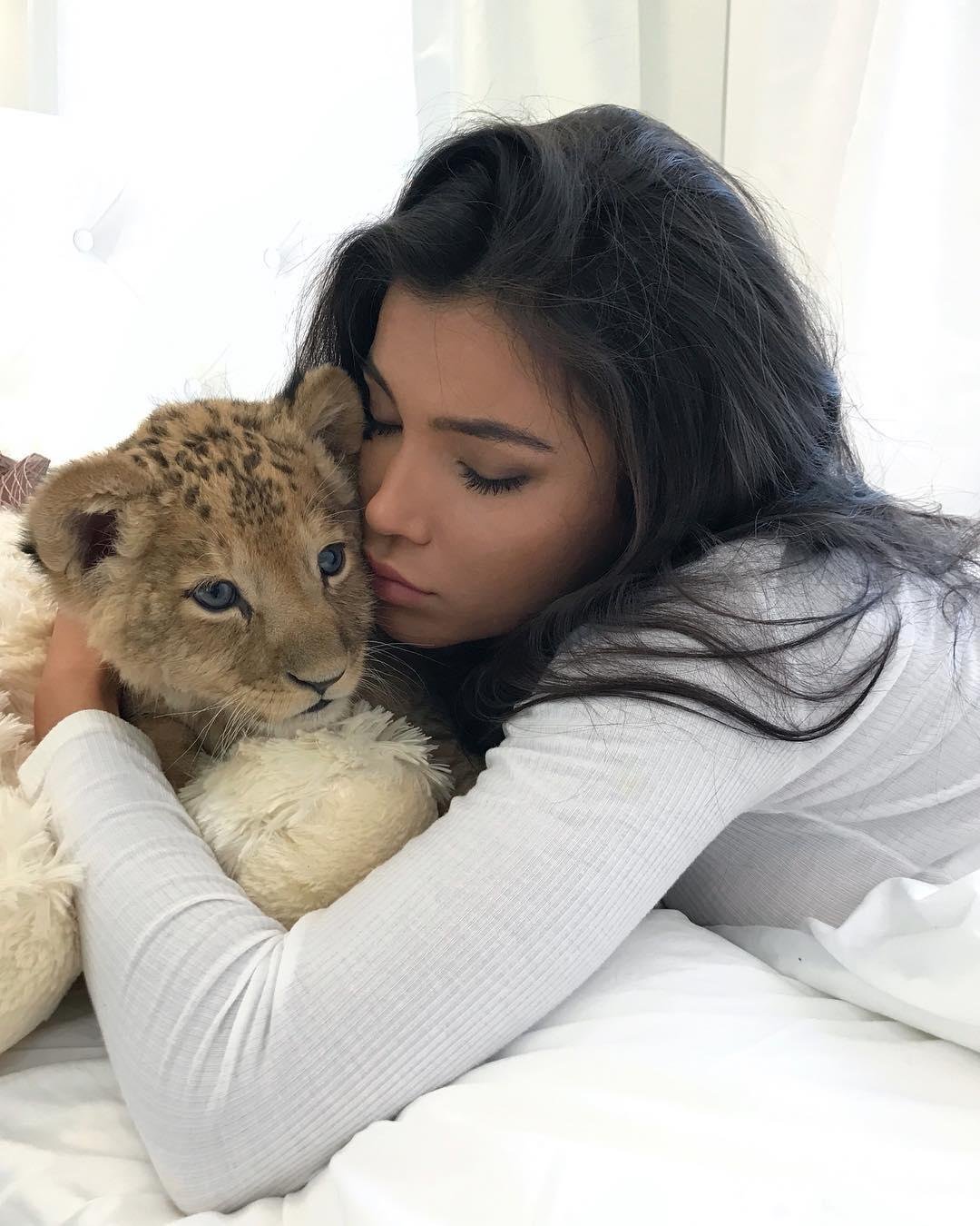 Брюнетка с тигром