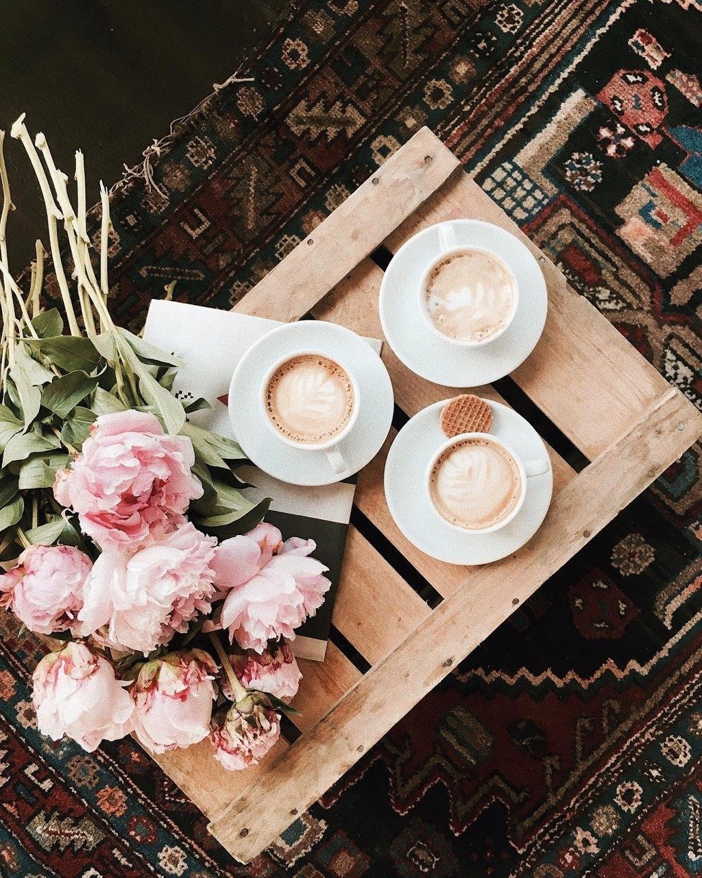 Цветы на столе Эстетика