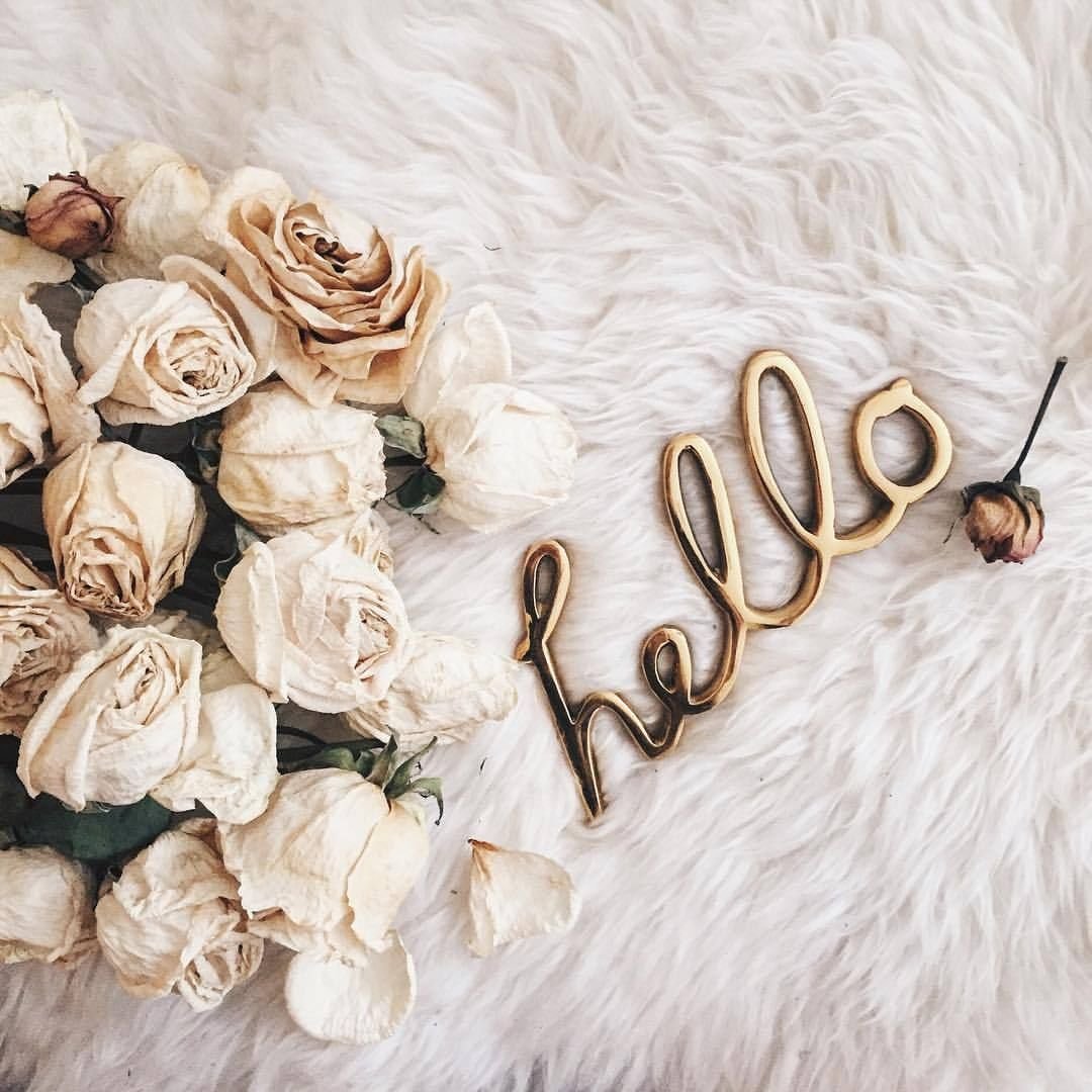 Стильная открытка в бежевых тонах с цветами