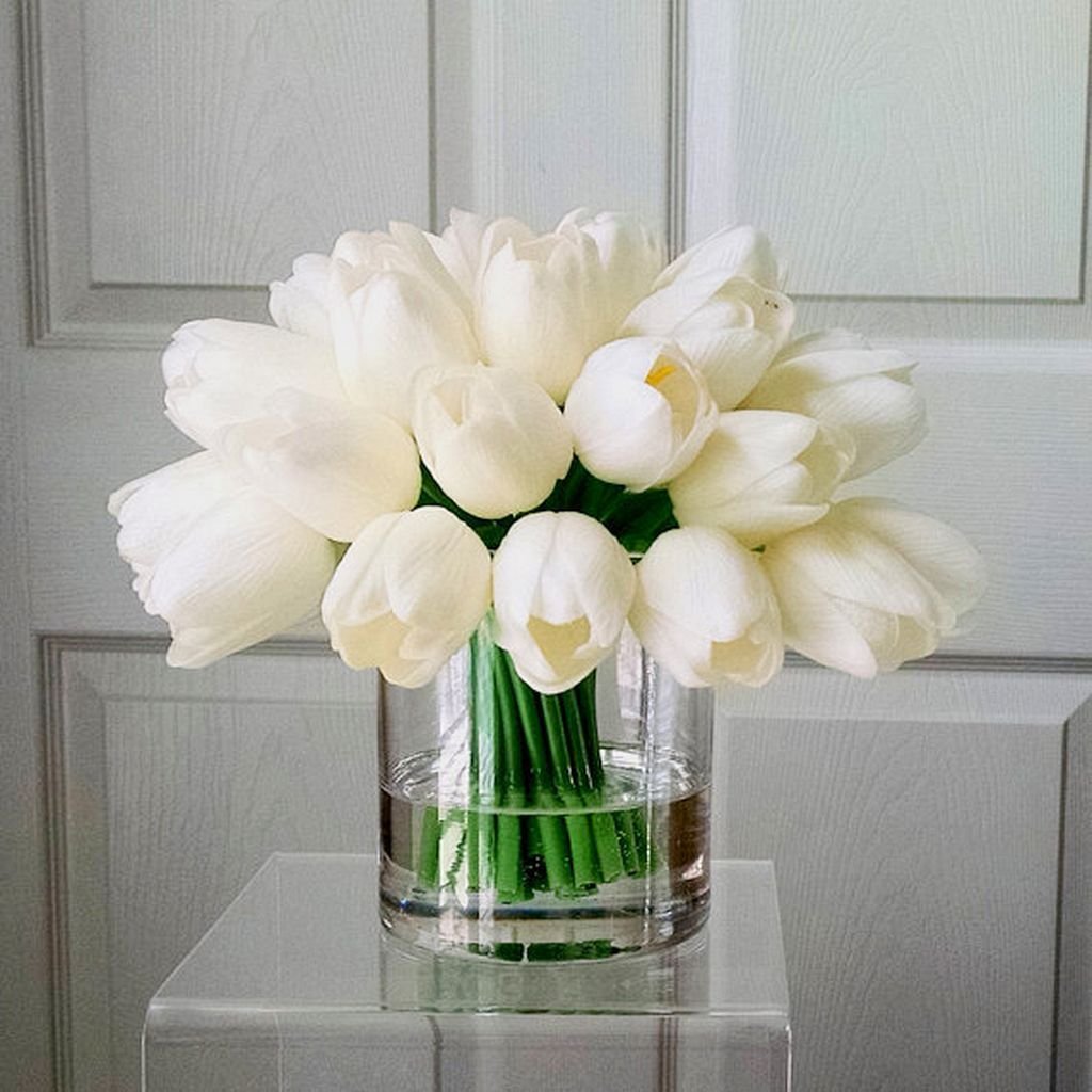 Белые тюльпаны в вазе на окне