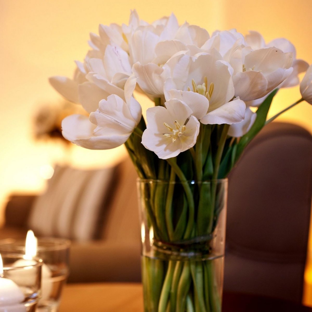 Цветы в вазе на столе