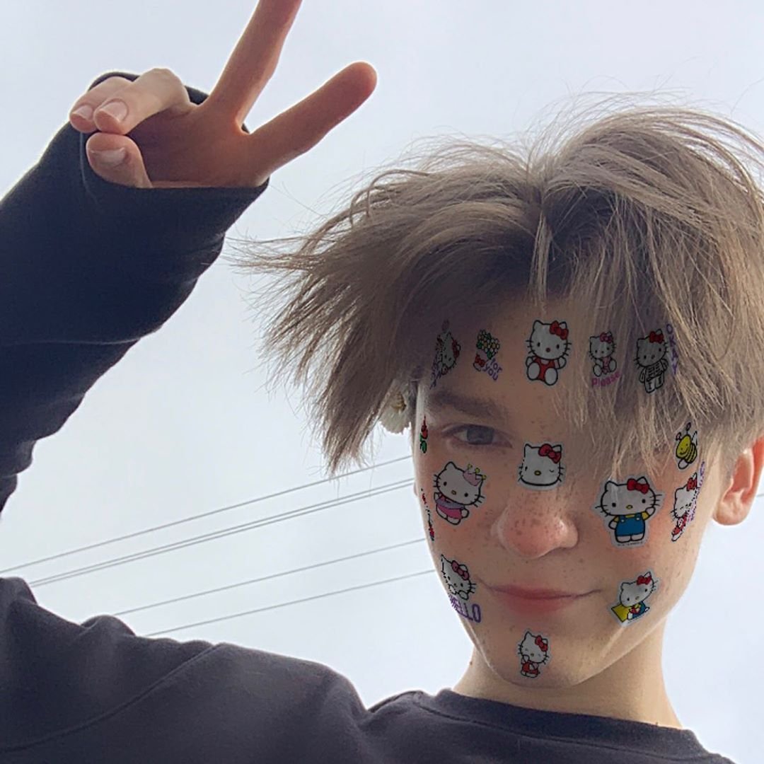 Лицо мальчика на белом фоне