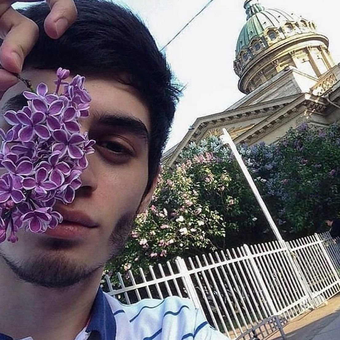 Нарисованный парень в очках