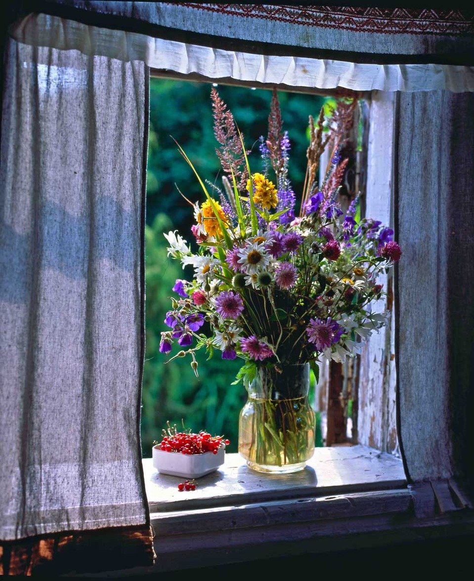 Деревенский дом с рябиной