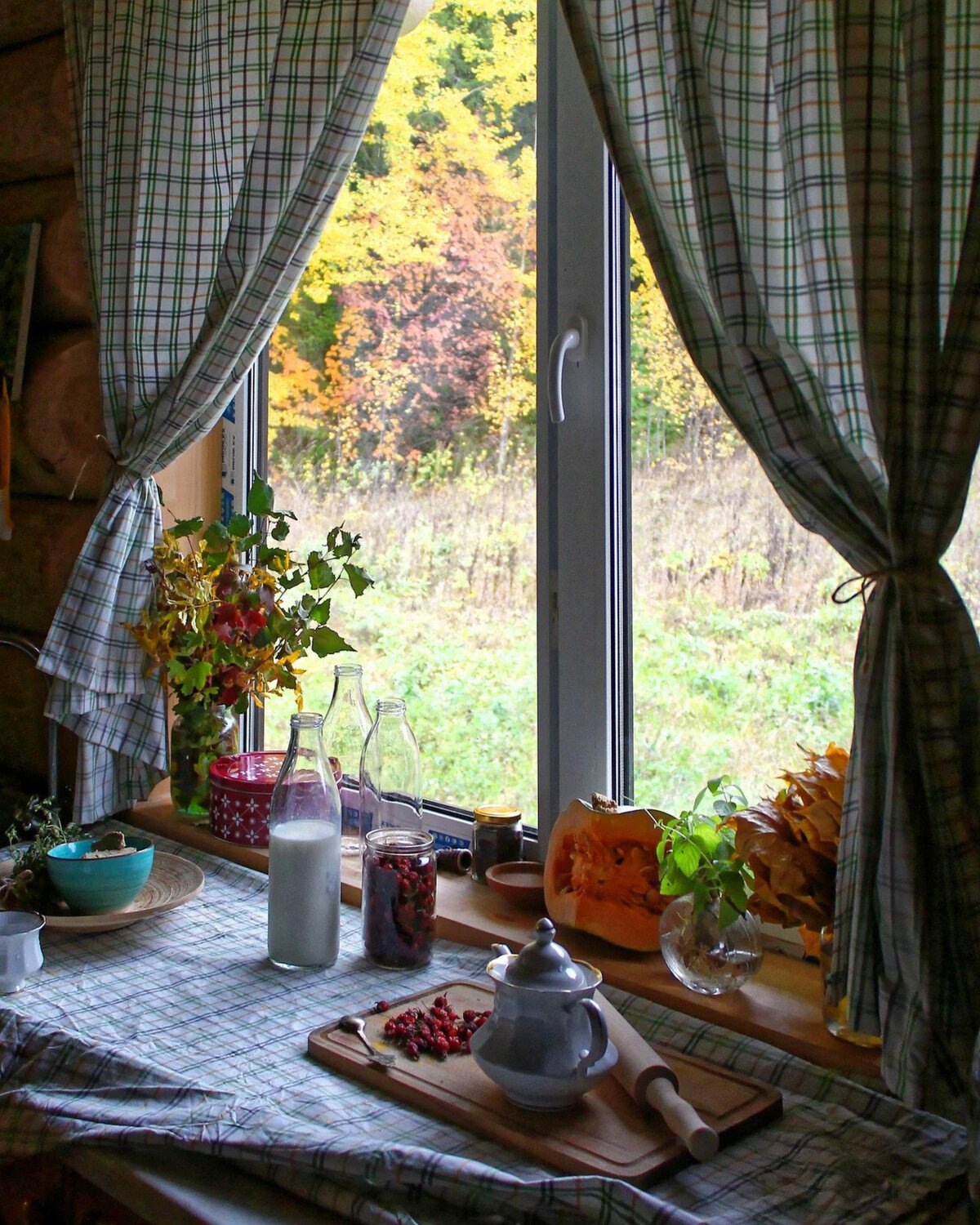 Окно в деревенском доме