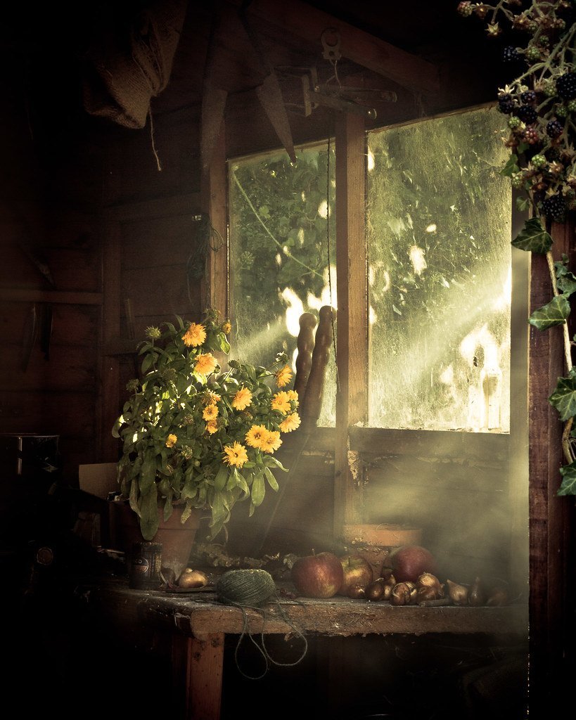 Окно в деревенском доме