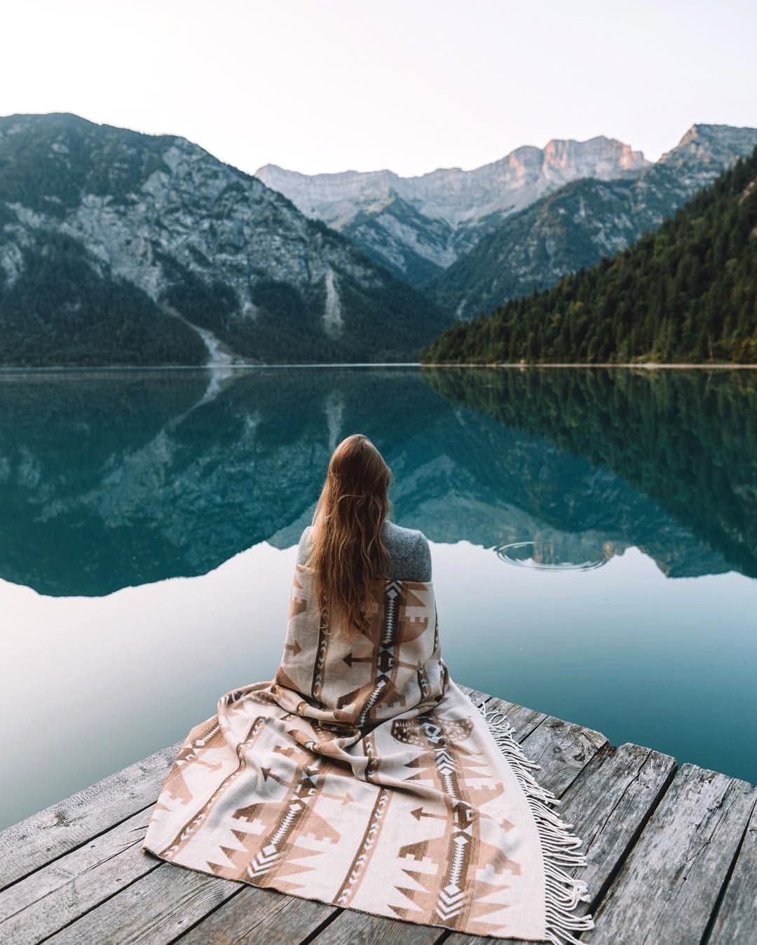 Девушка медитирует