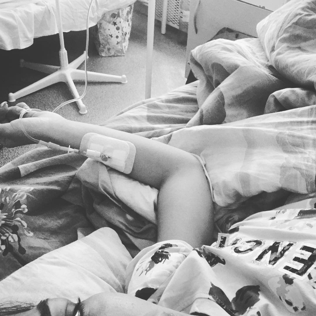 Девочка с переломом ноги в больнице