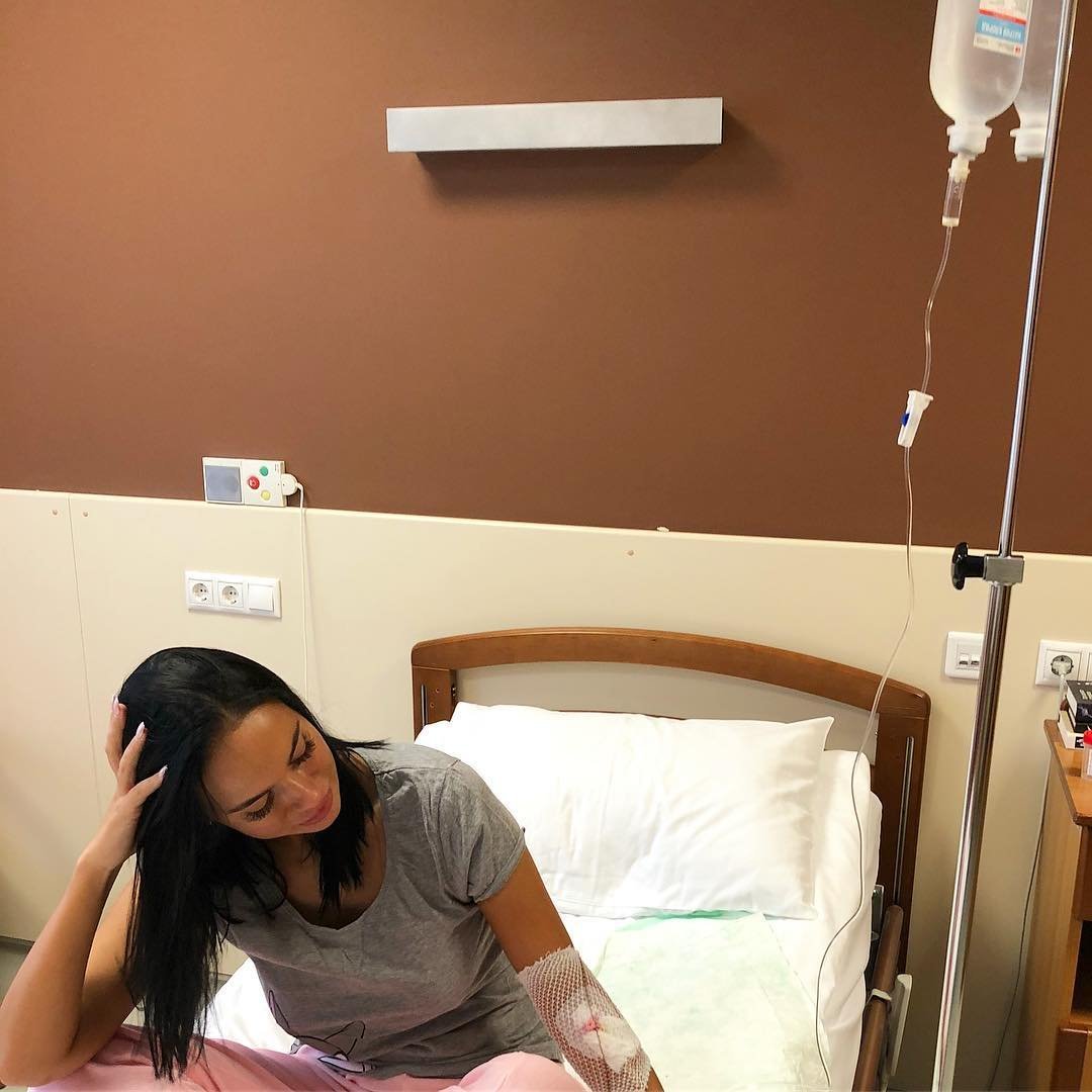 Девушка в больнице с капельницей