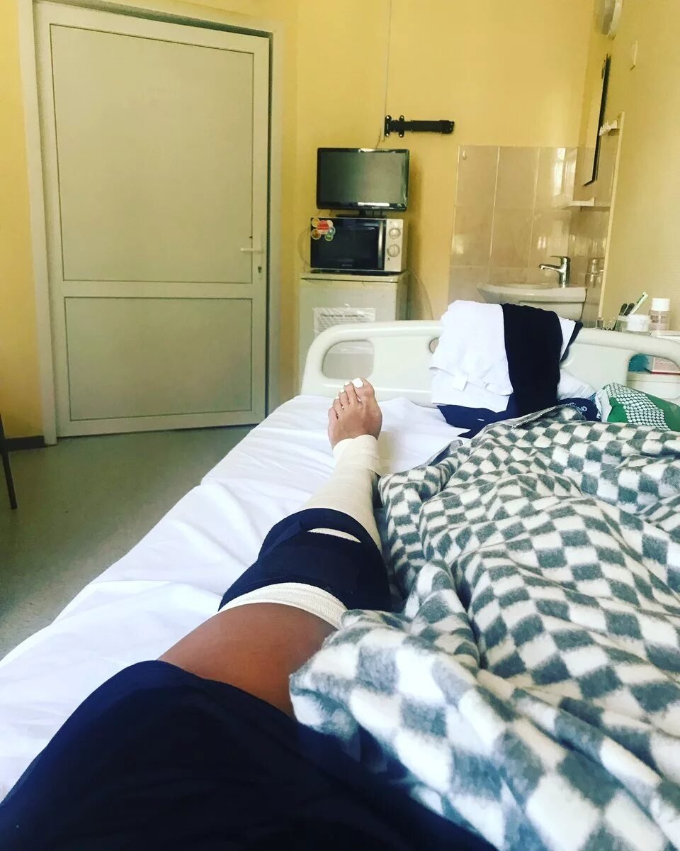 Девушка в больничной палате