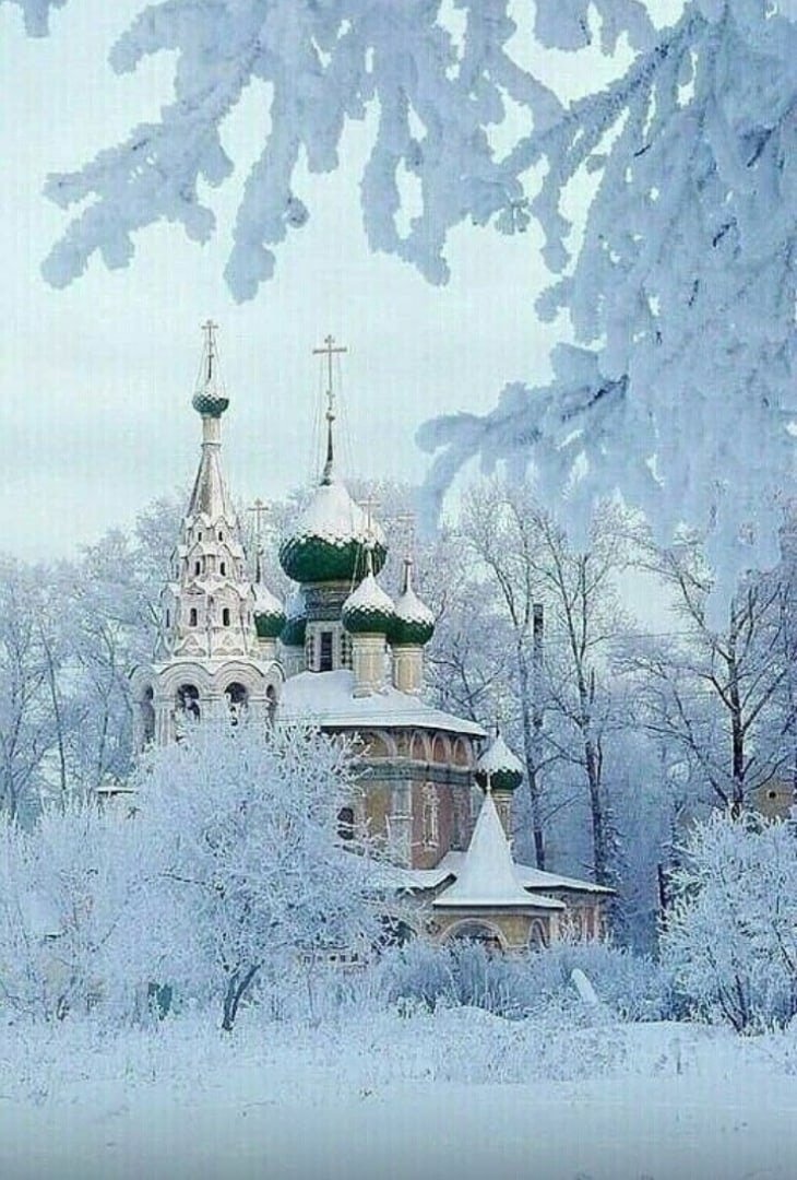 Церковь в зимнем лесу