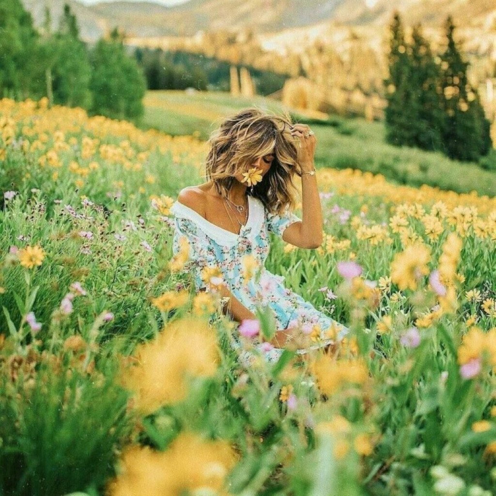 Счастливая девушка с цветами