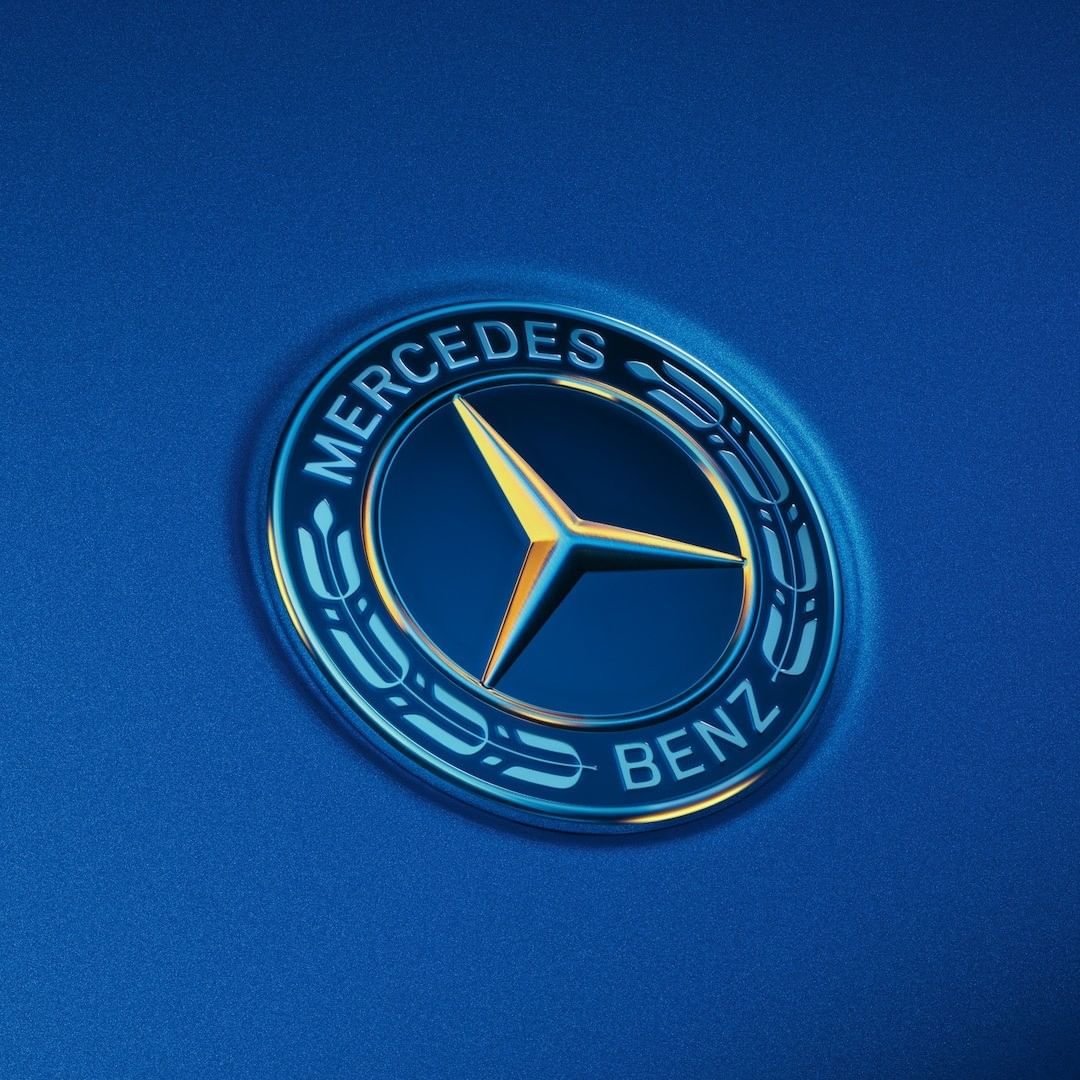 Много мерседесов