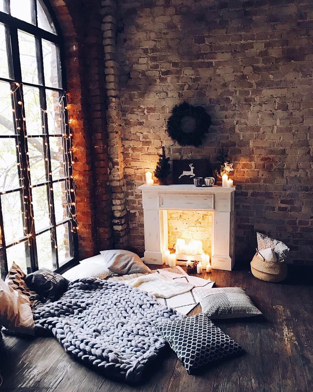 Уютная комната с камином