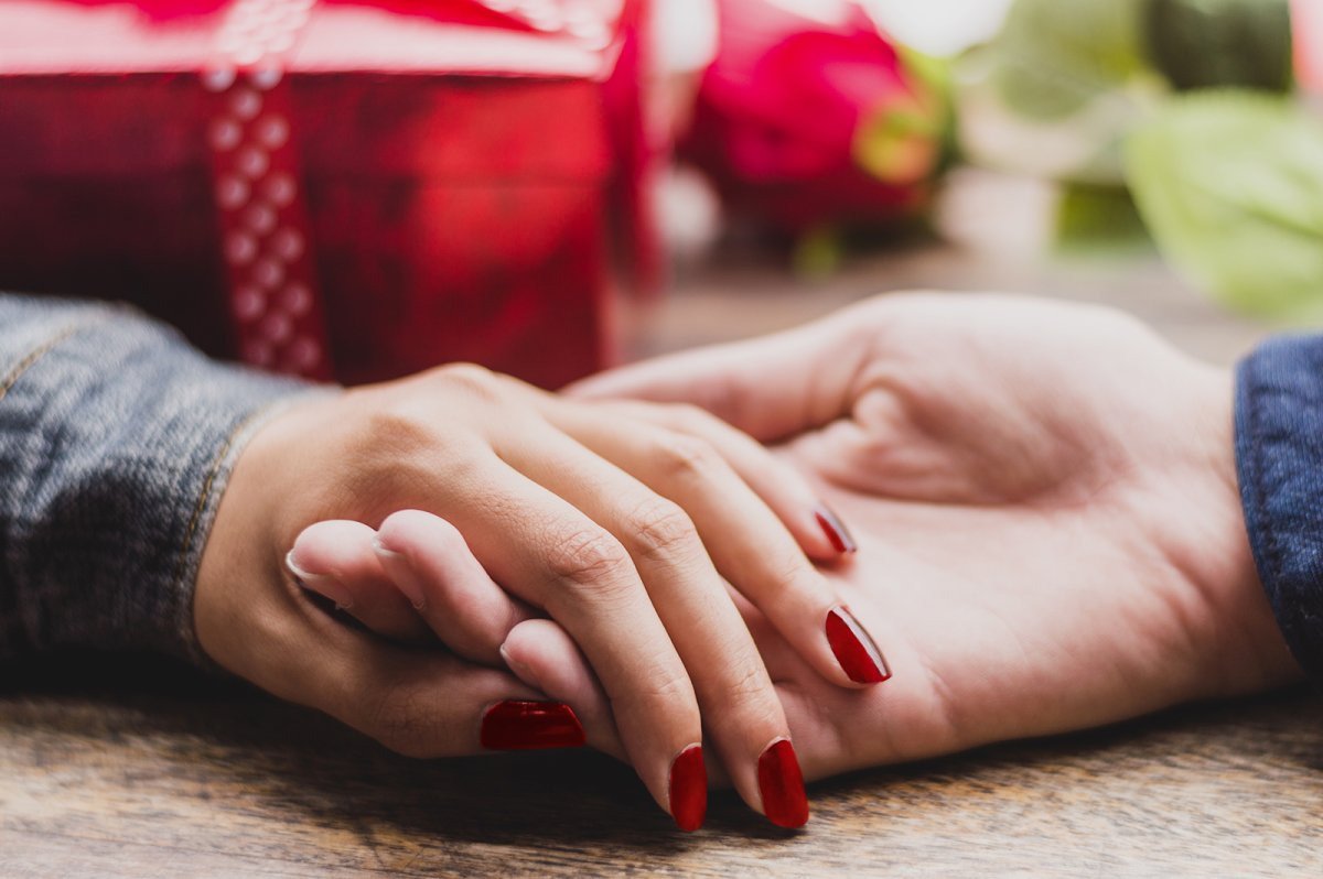 Мужская и женская рука вместе