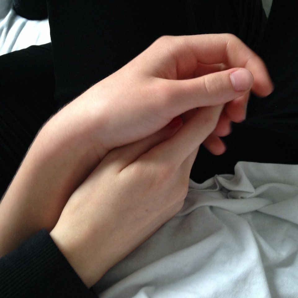 Девушка на руках у парня