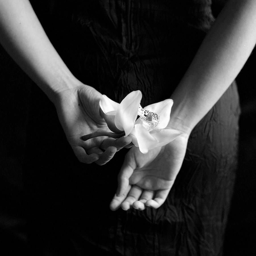 Женщина в мужских ладонях