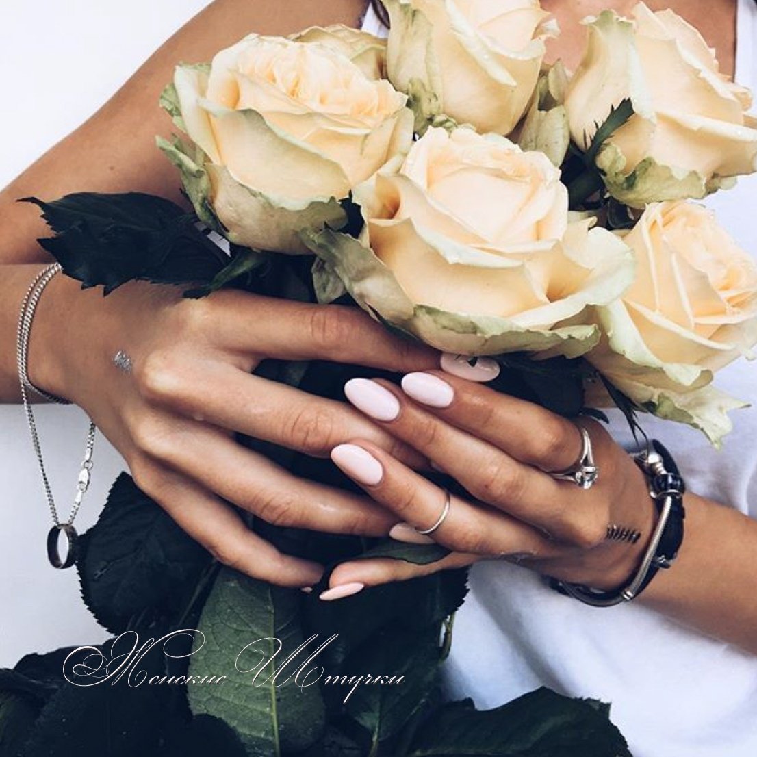 Красивые женские руки с цветами