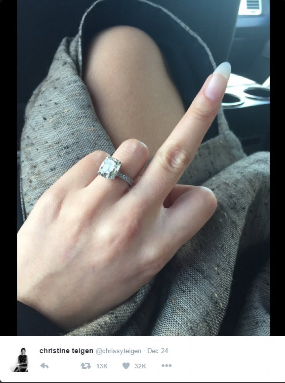 Средний палец на руке девушки