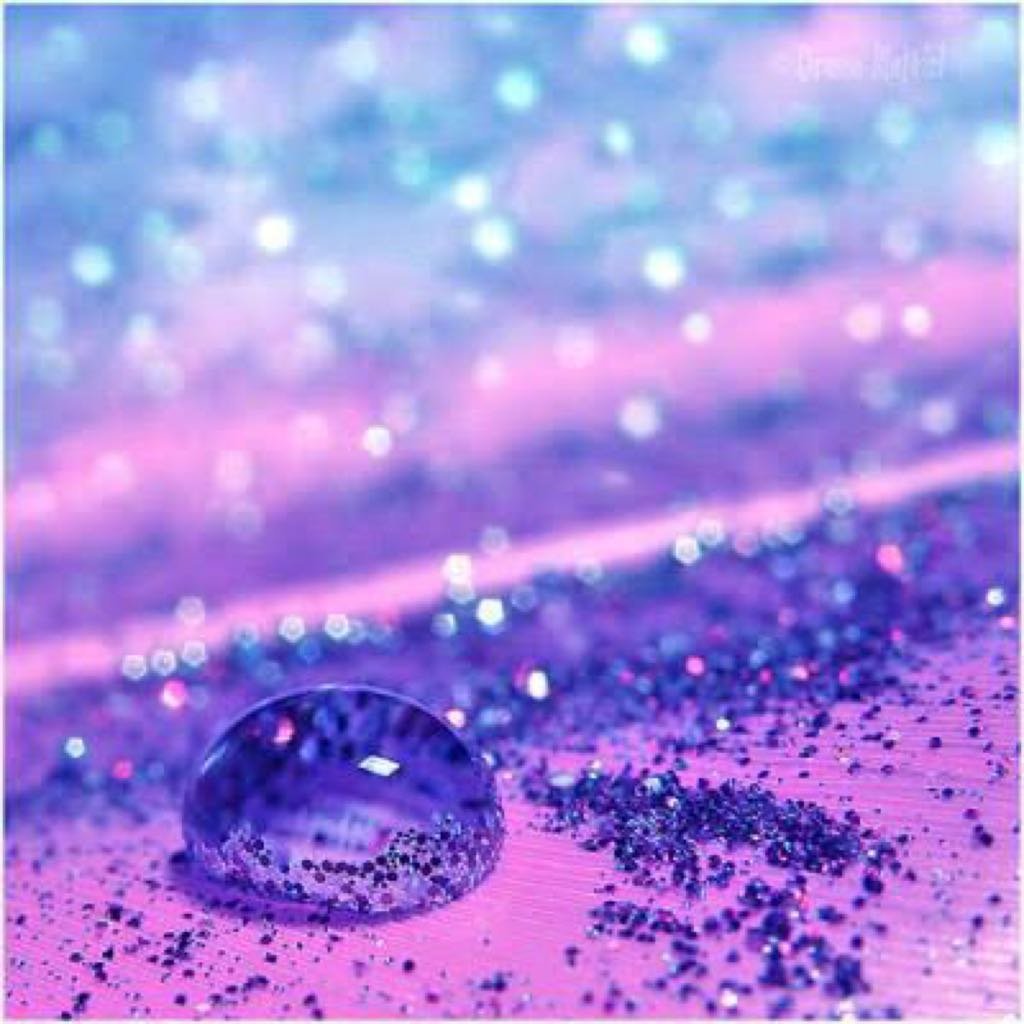 Розовые капли воды. Фиолетовые блестки. Сиреневые блестки. Красивые капли. Эстетика воды с блёстками.
