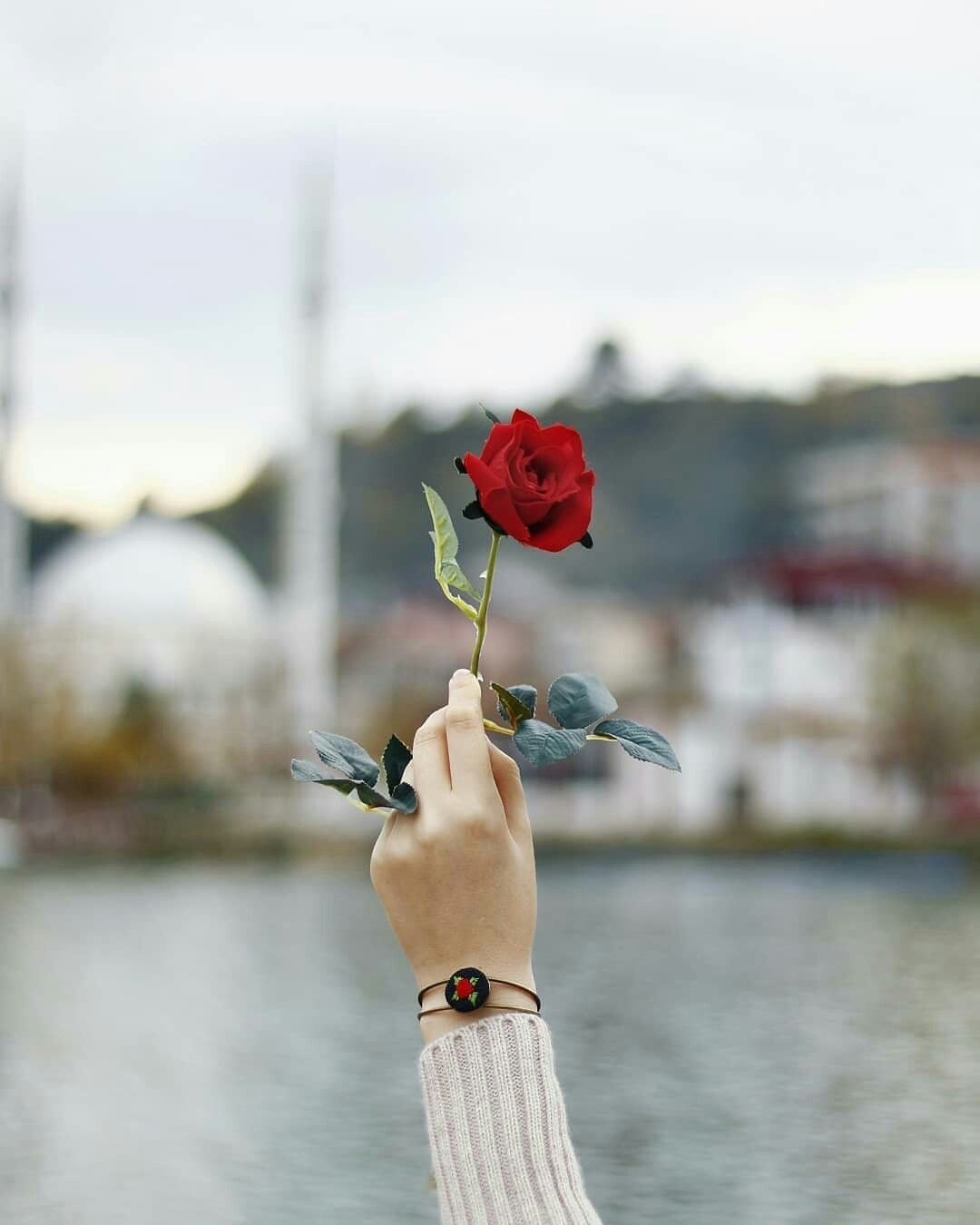 Цветочек в руке