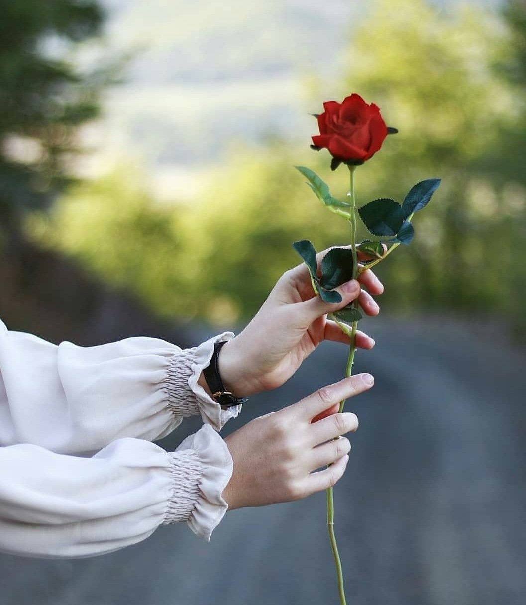 Рука с цветами