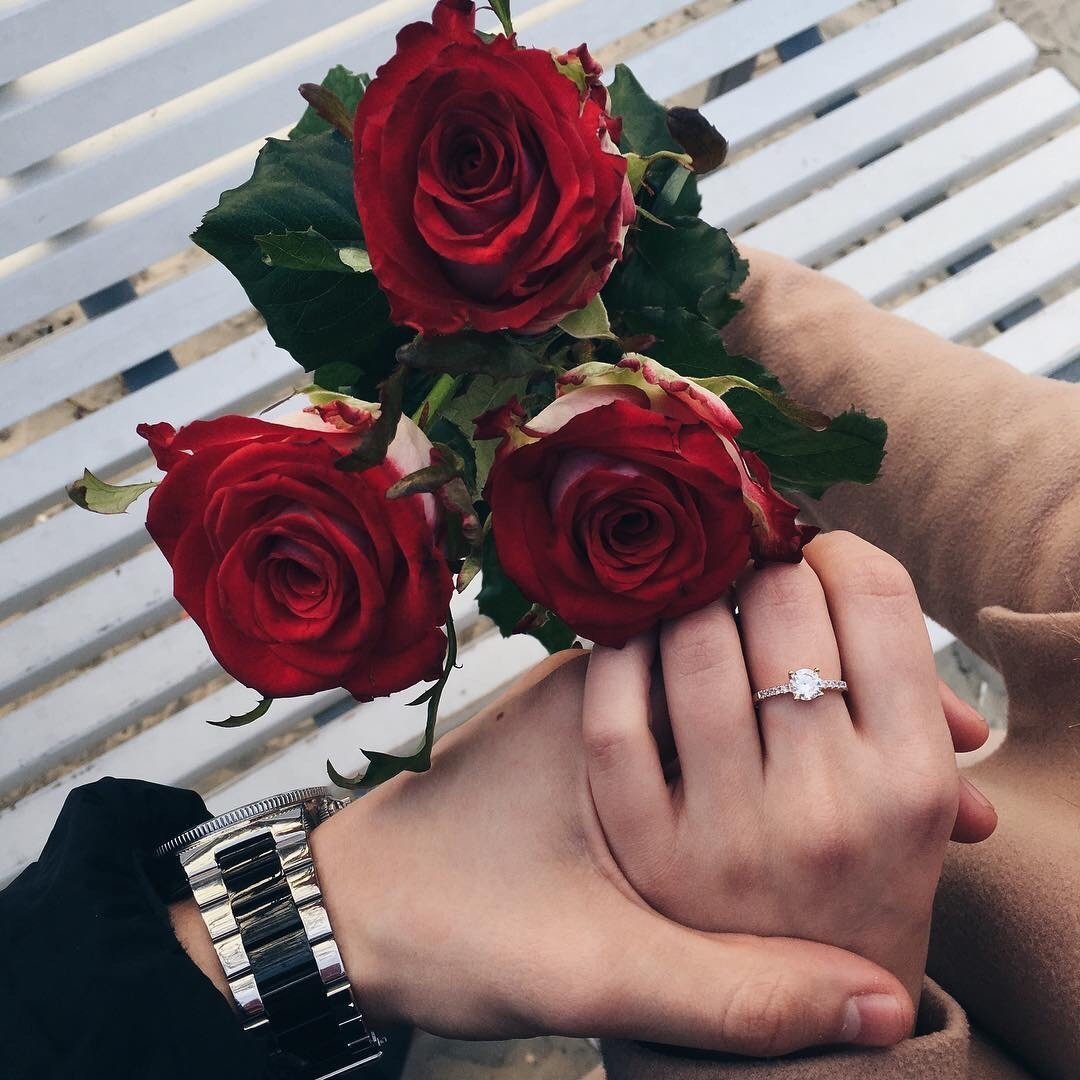 Девушка с розой в руках