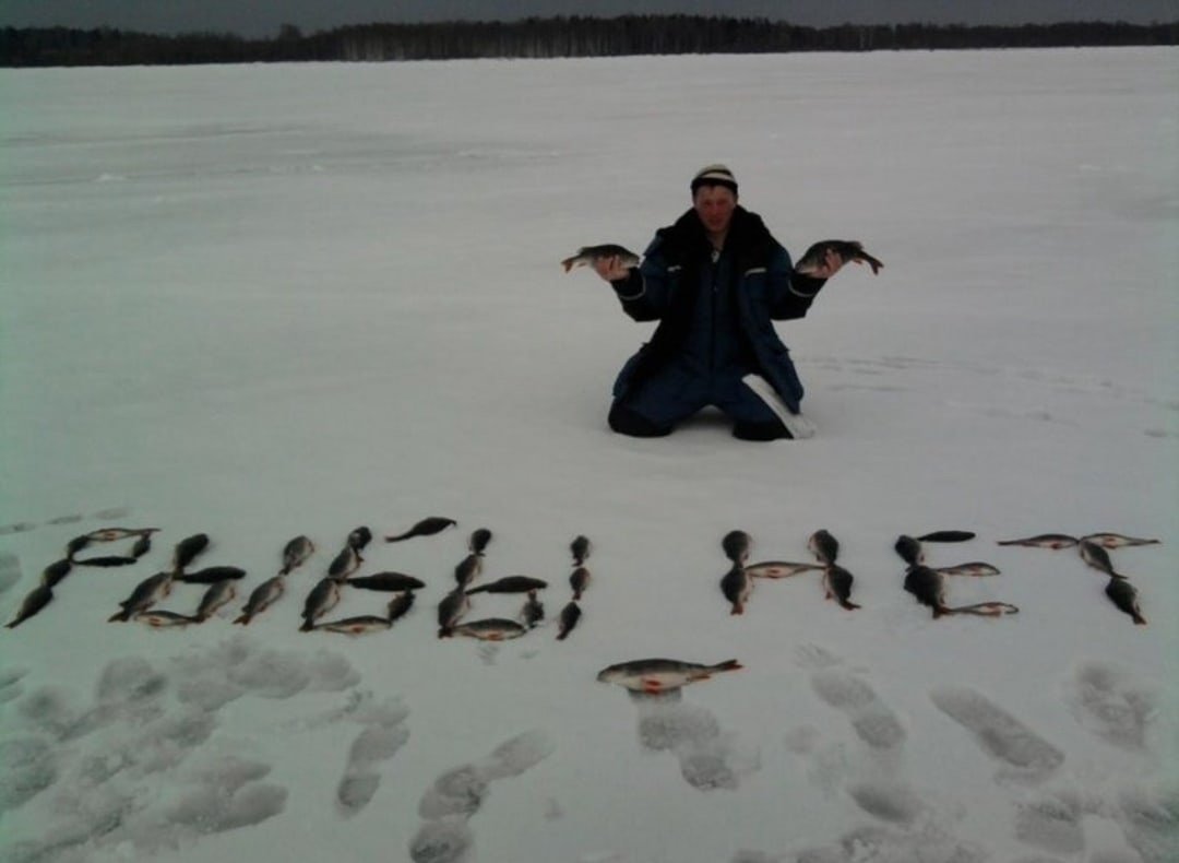 Сижу клюю. Зимняя рыбалка приколы. Мемы про зимнюю рыбалку. Рыбалка зимой приколы. Скоро зима рыбалка.