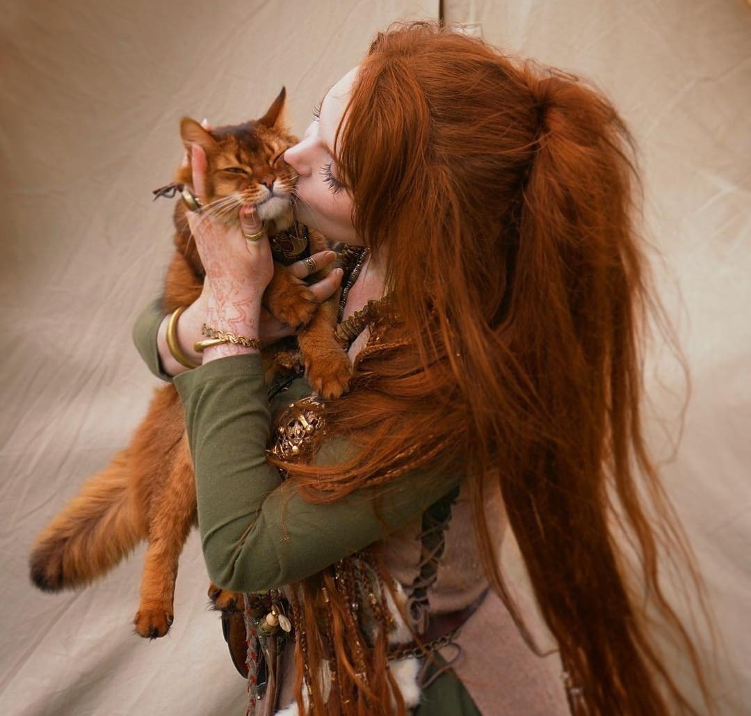 Девушка с рыжим котом