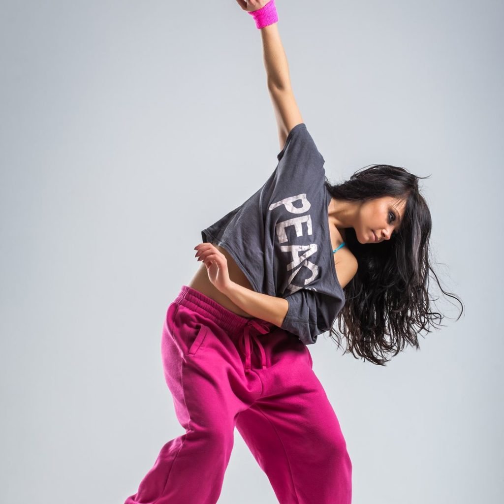 Современные танцы девушка