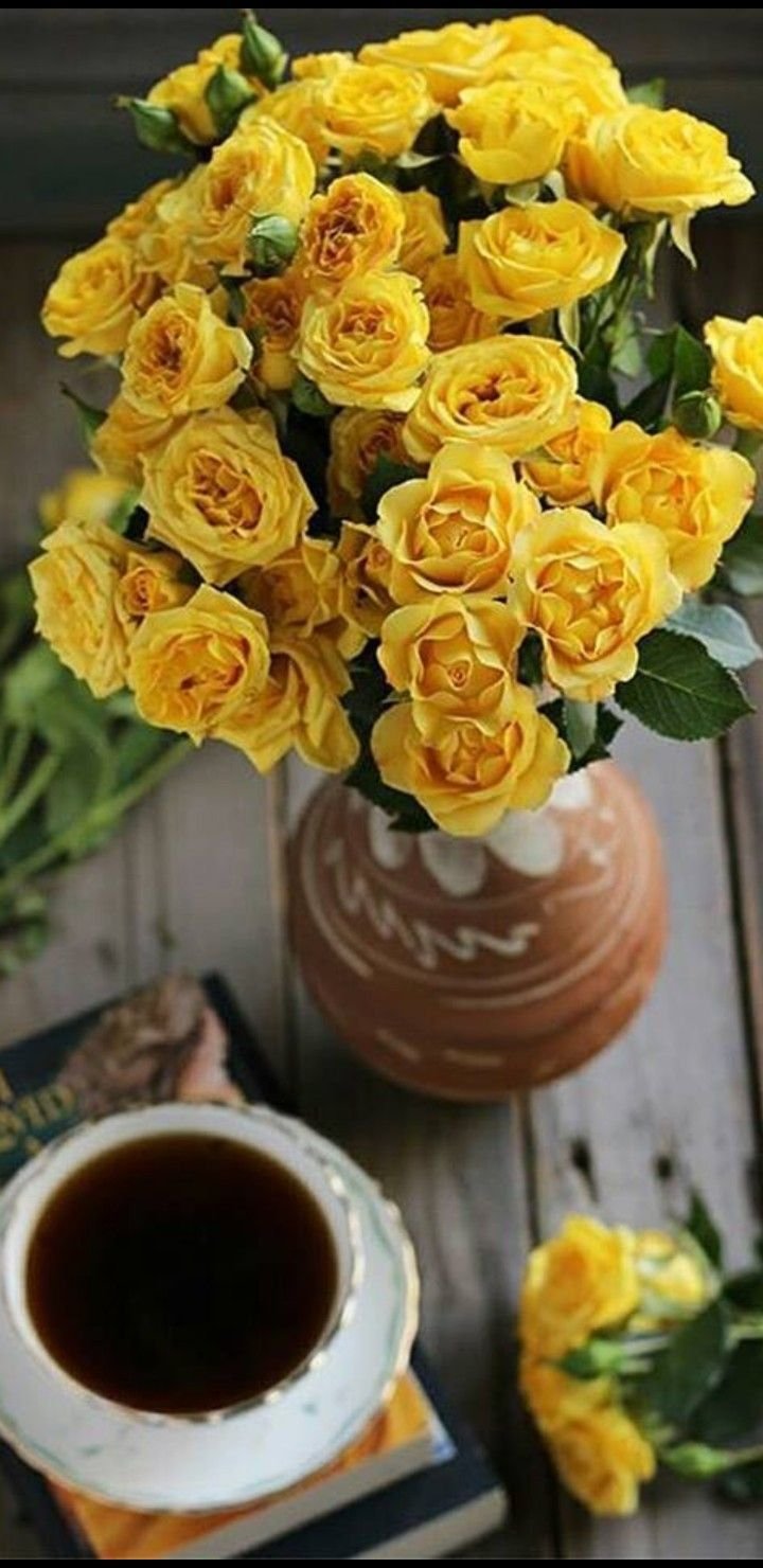 Кофе и желтые цветы