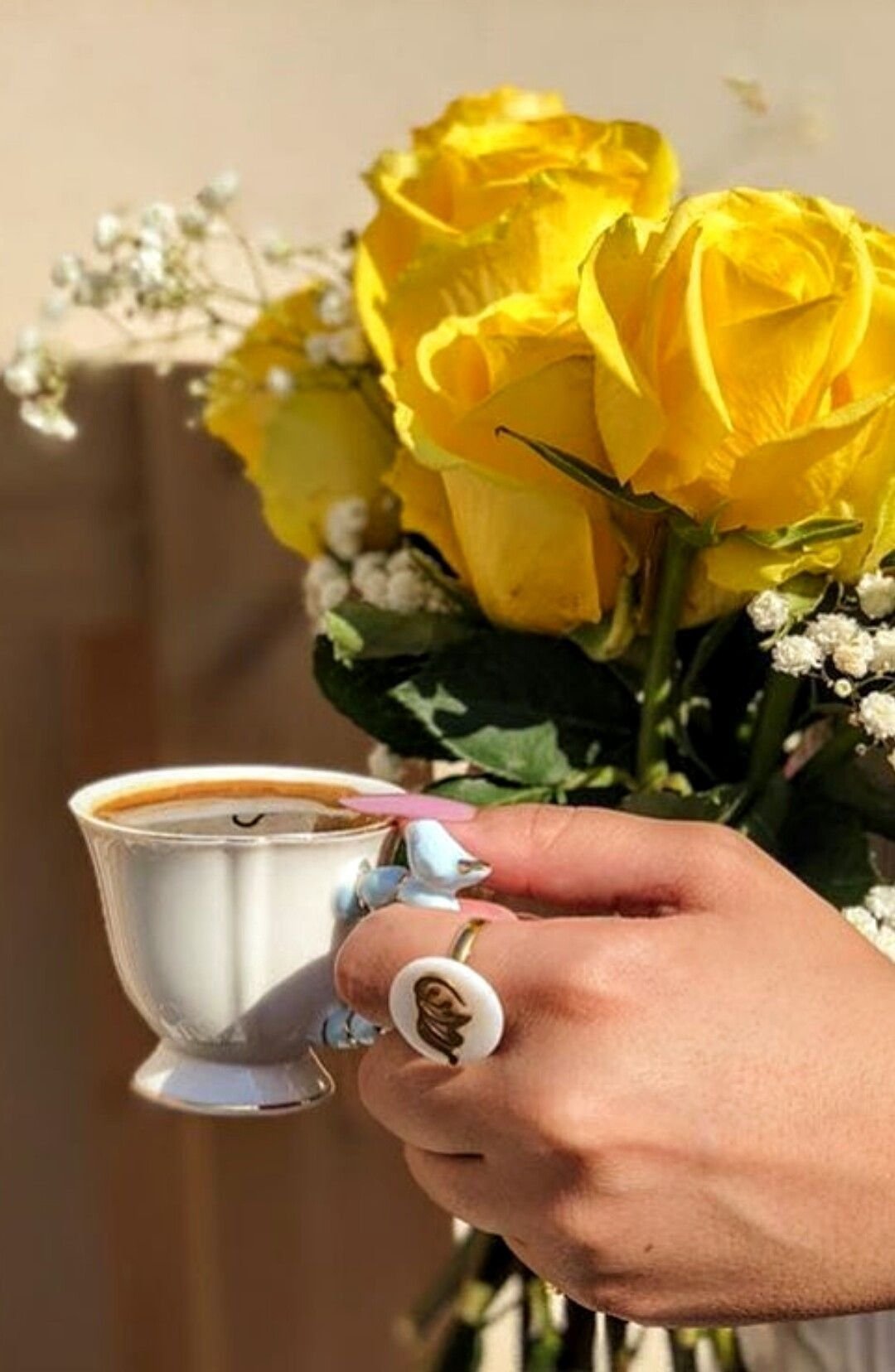 Желтые розы и кофе