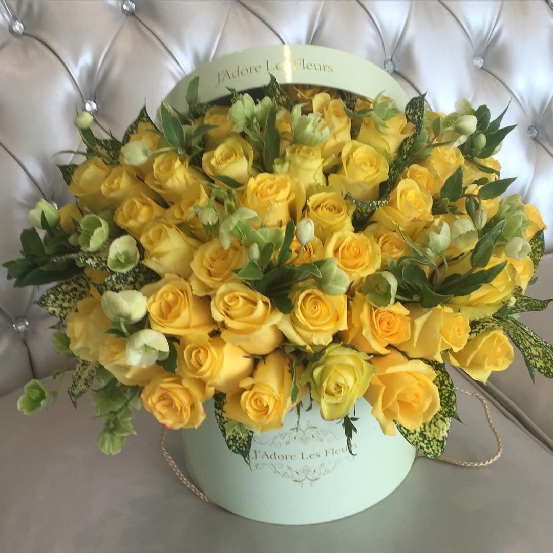 Ящик с желтыми розами