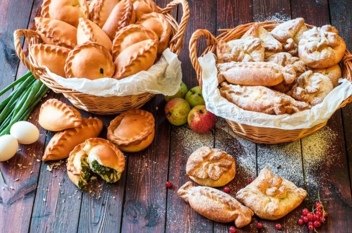 Выпечка в корзинке векторный