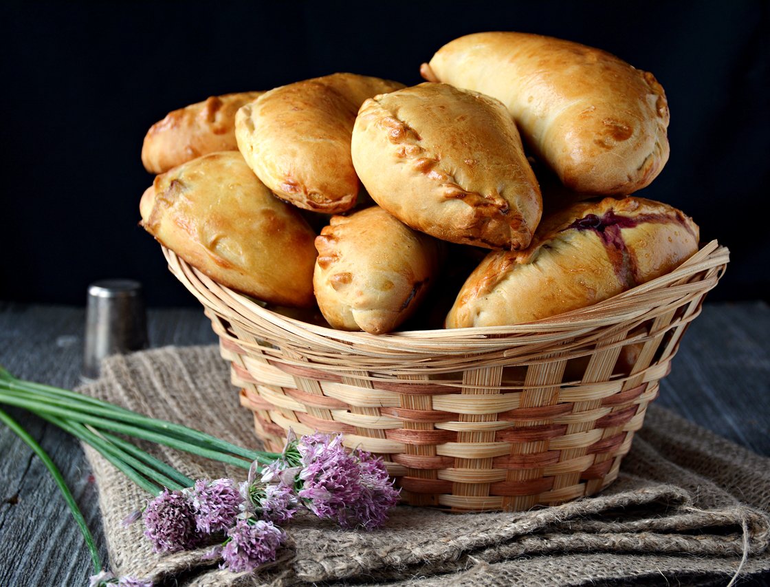 Корзина с хлебобулочными изделиями