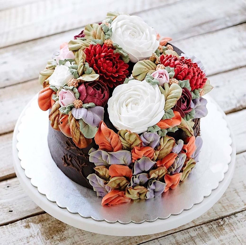 Украшение торта съедобными цветами