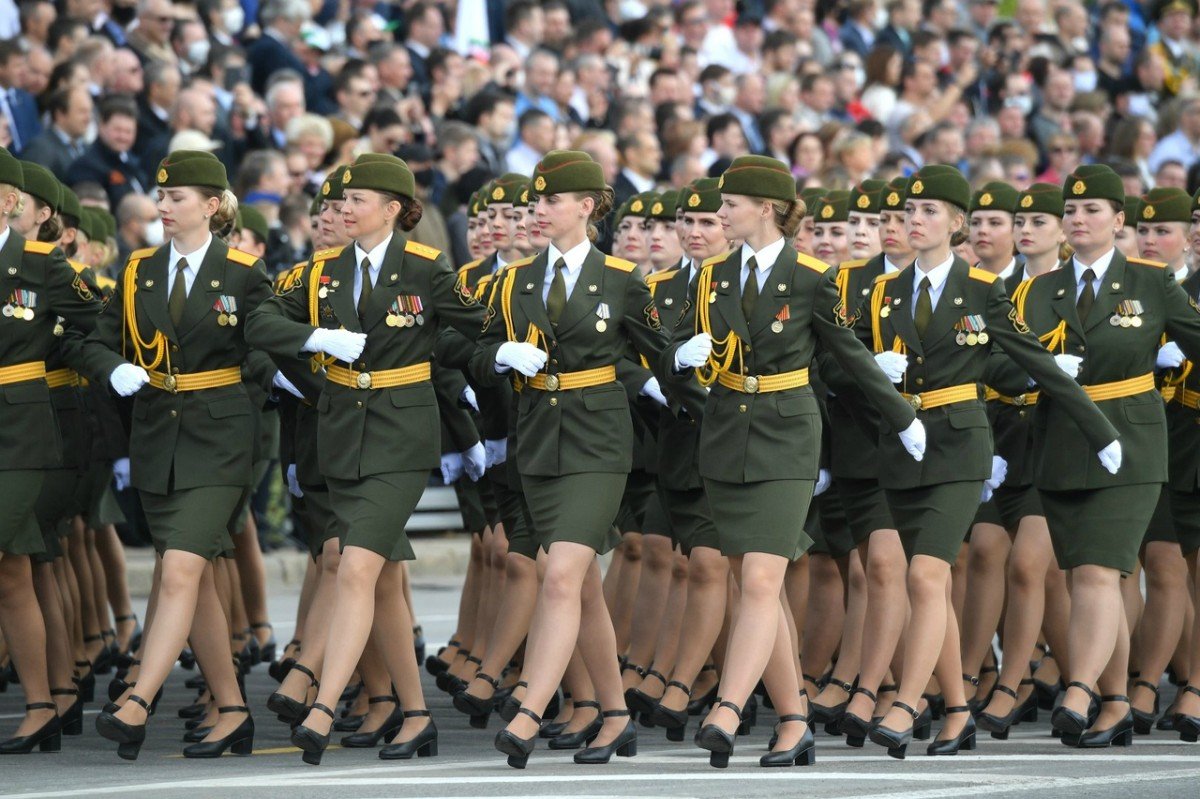 Женщины военные на параде