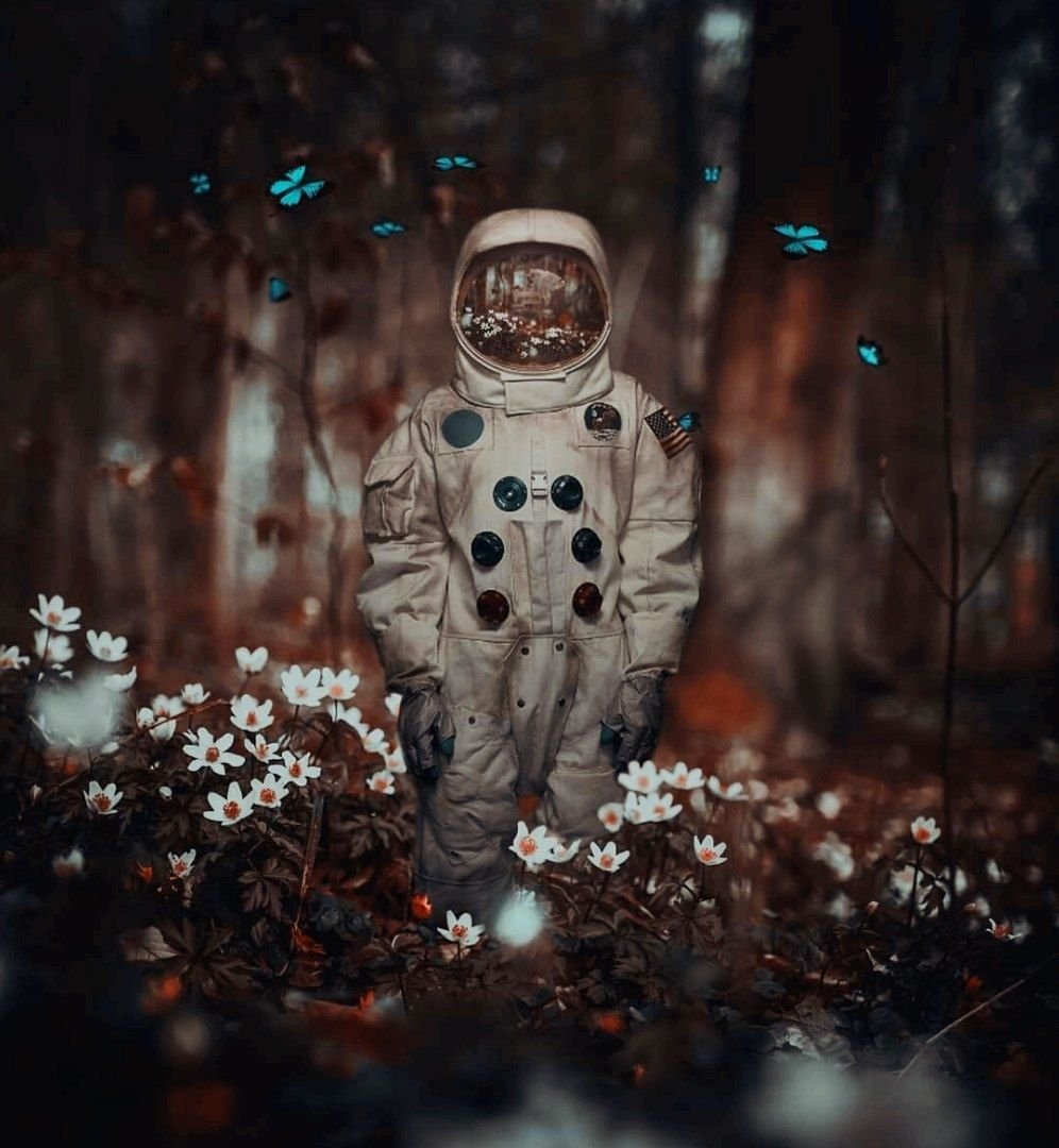 Человек в скафандре