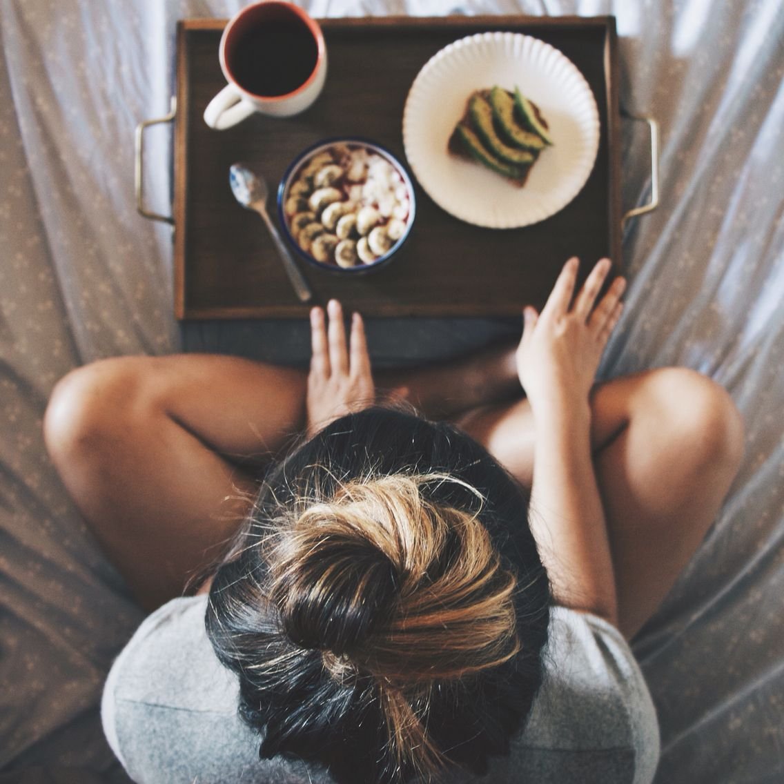 Девушка в кровати с кофе