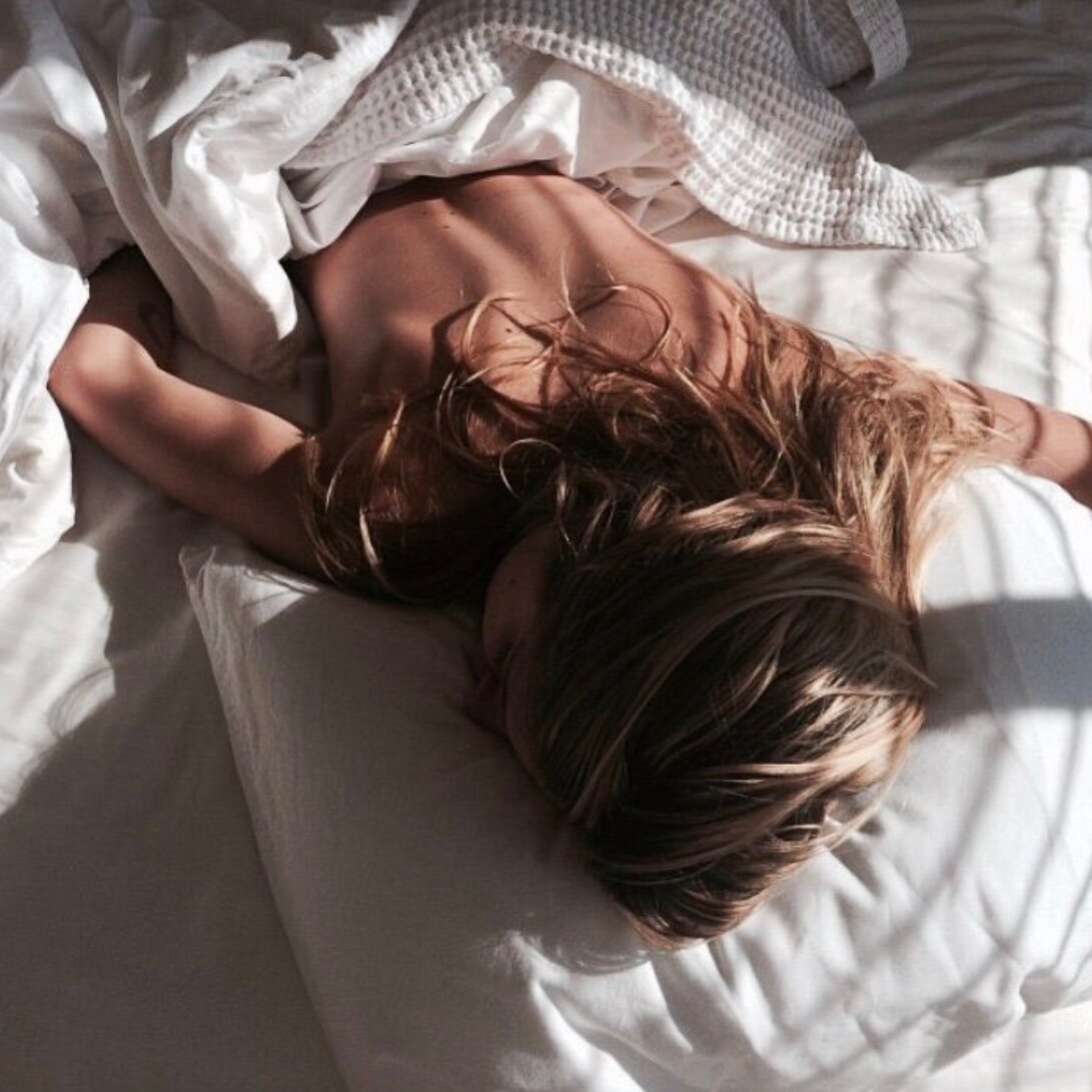 Утро девушка постель