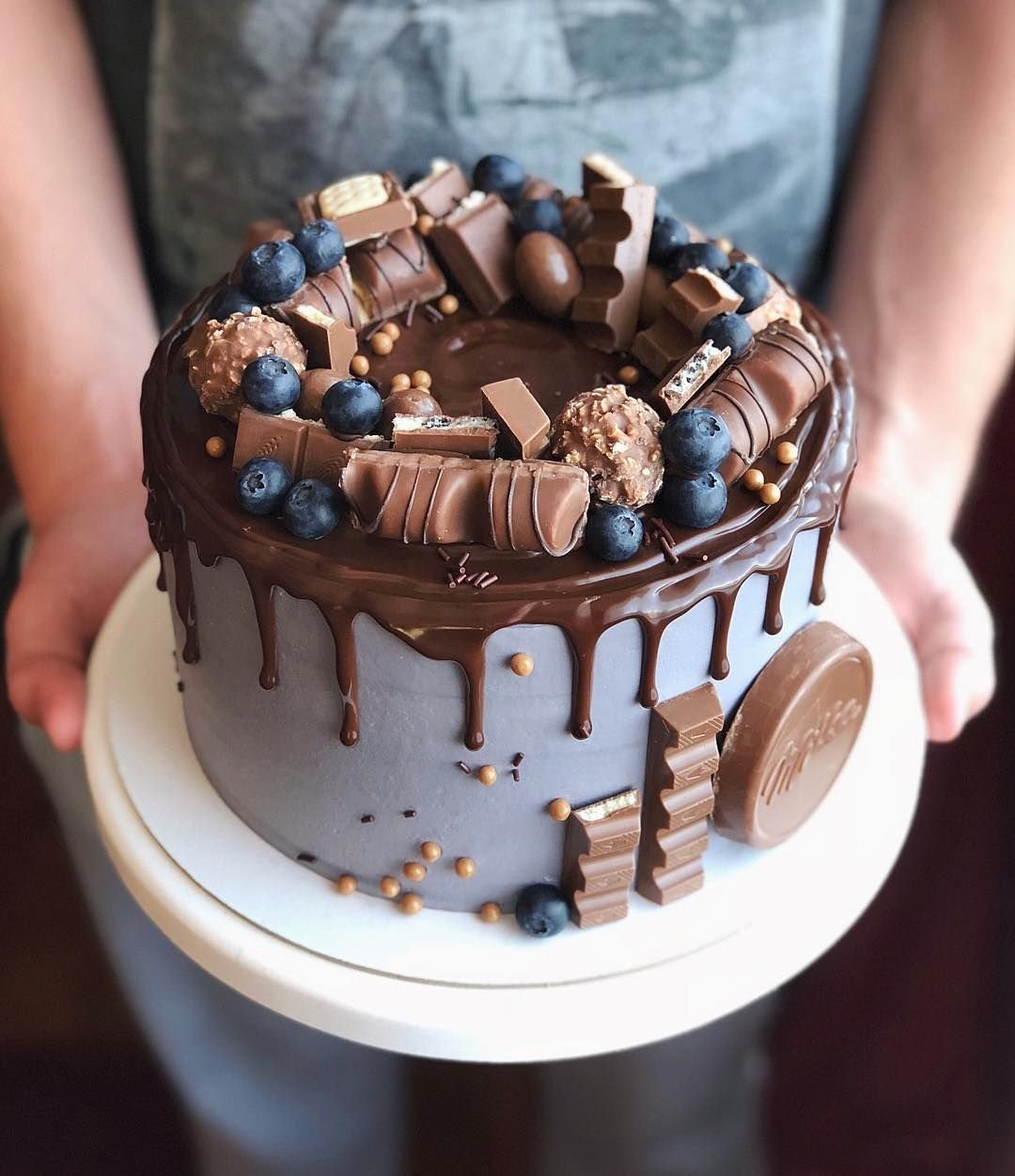 Украшение торта сладостями