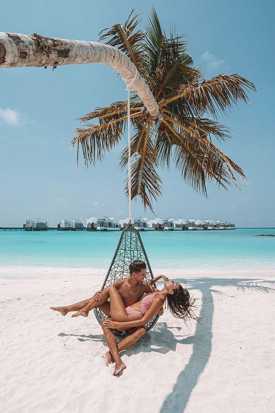 Парень и девушка на Мальдивах