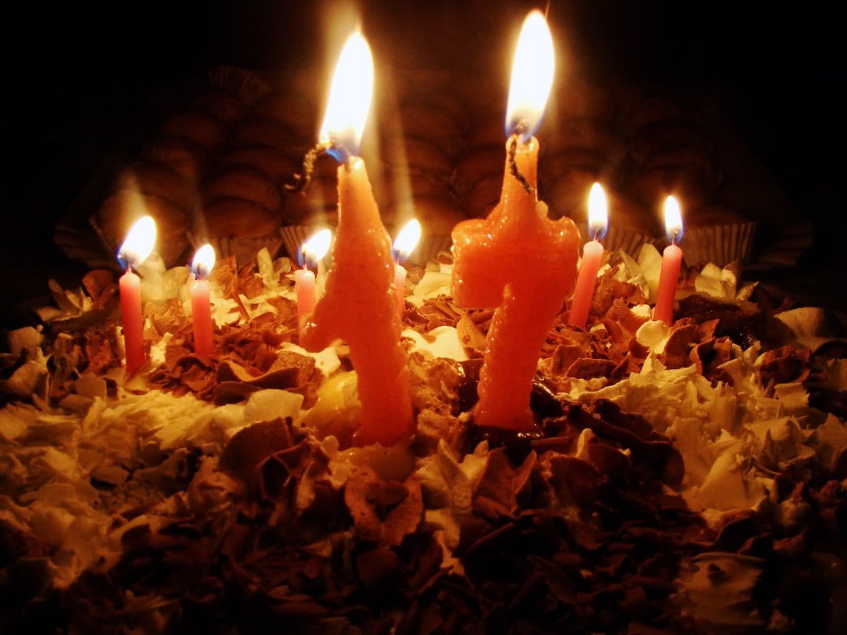 Языки пламени на белом фоне